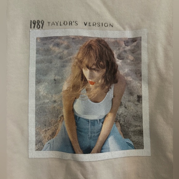Taylor Swift Beige 1989 Taylor’s Version Crewneck Sweatshirt Seagulls - Picture 3 of 10